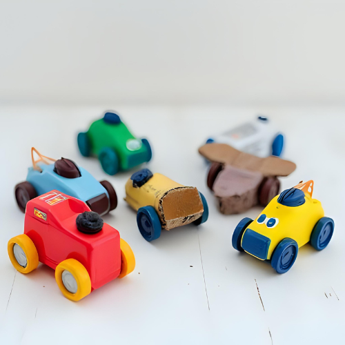 Autos de juguete con tapas de botella