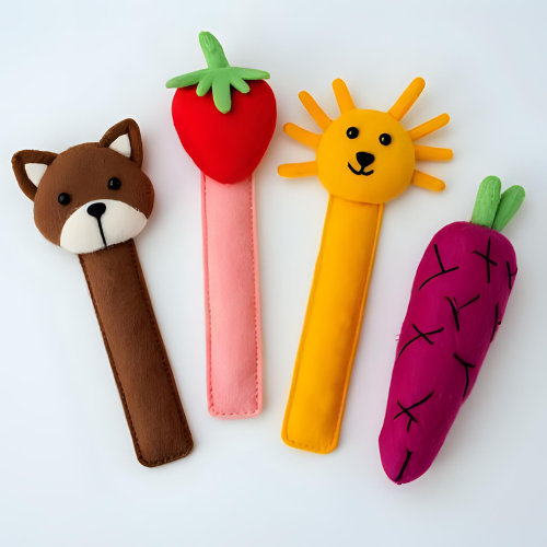 Marcapáginas con formas de animales y frutas hechas con fieltro