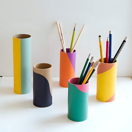 Porta lápices con tubos de cartón decorados con papel
