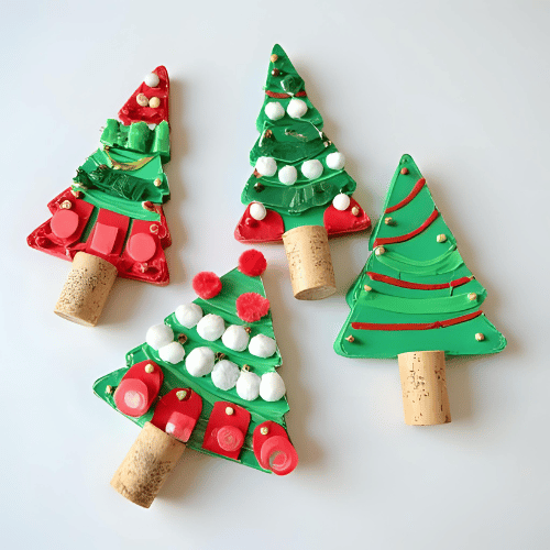 Adornos para el árbol de navidad hechos con cartón, papeles y corchos