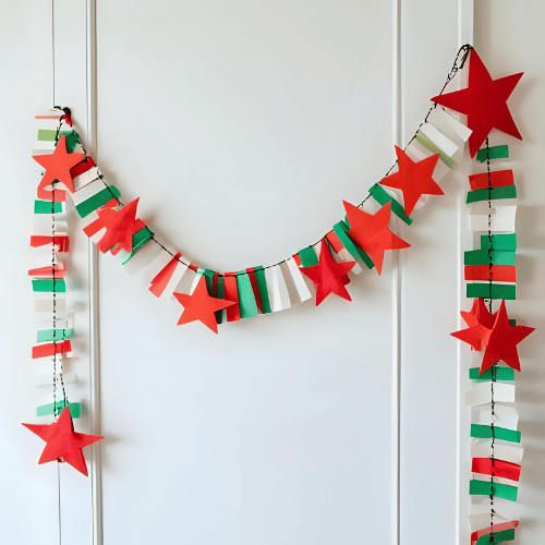 Guirnaldas navideñas con estrellas y papeles de colores