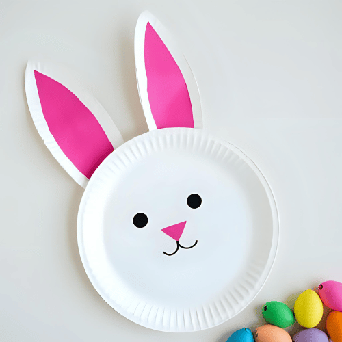 Cara de conejito de pascua hecha con plato descartable